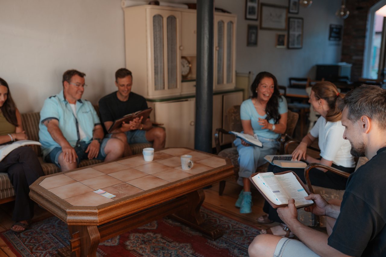 Hauskreis im Wohnzimmer des Eichenhofs